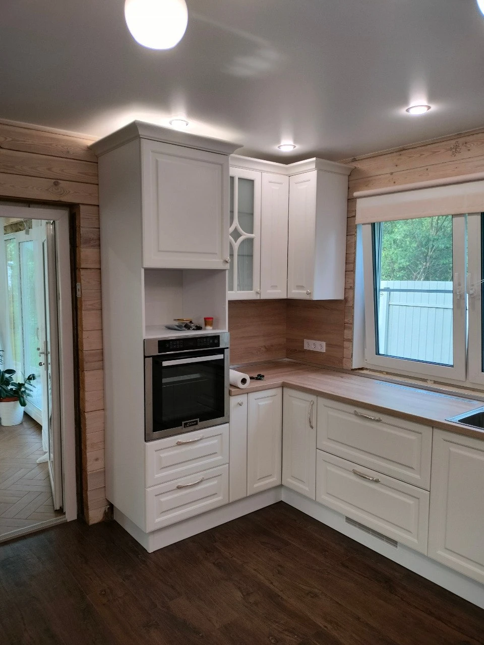 Кухня в стиле неоклассика с элементами модерна