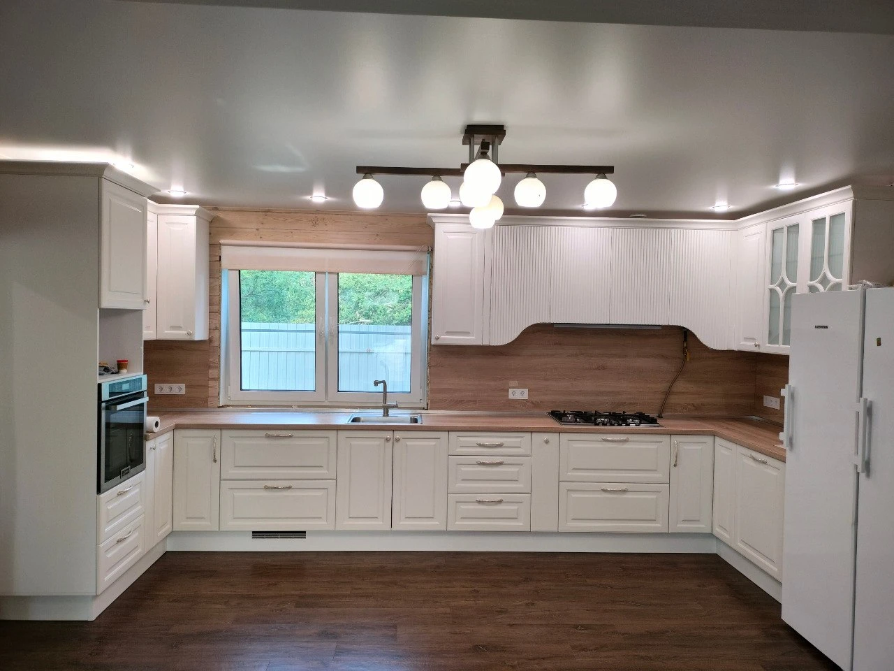 Кухня в стиле неоклассика с элементами модерна