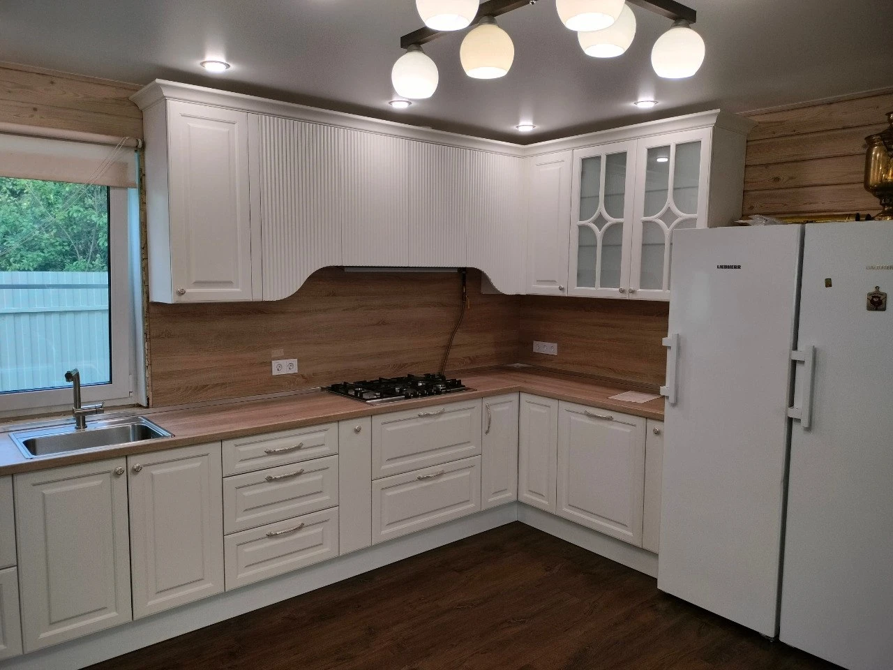 Кухня в стиле неоклассика с элементами модерна