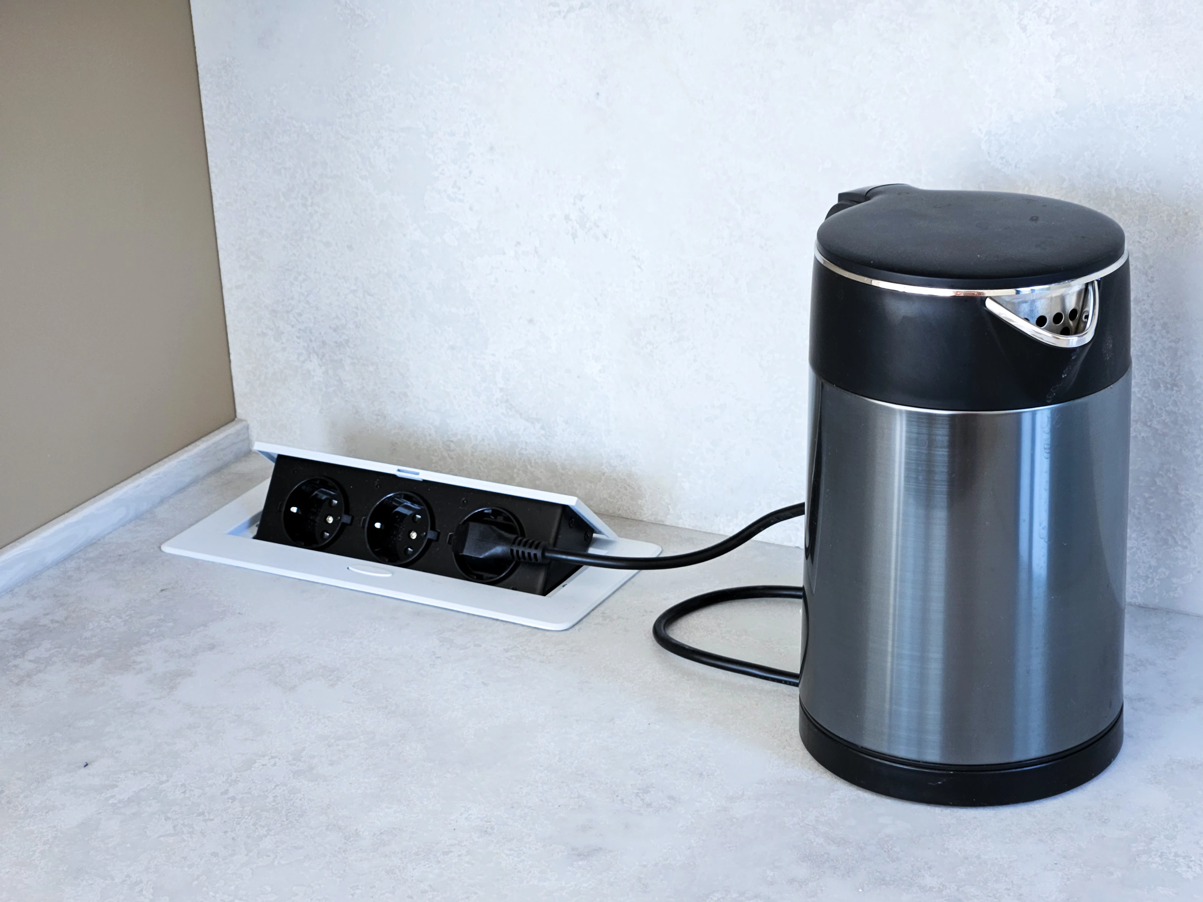 Бежевая кухня в стиле модерн