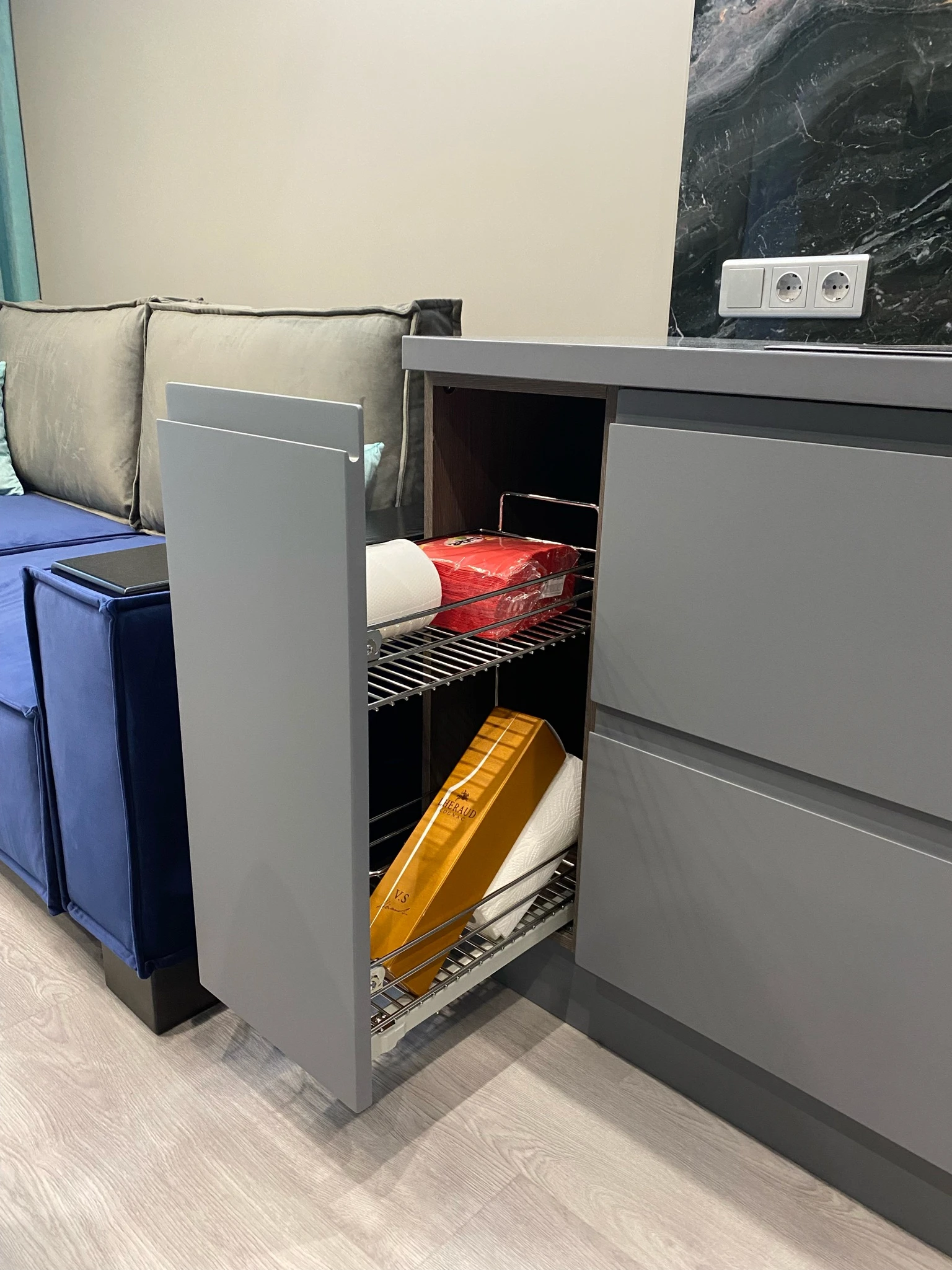 Синяя кухня в стиле модерн