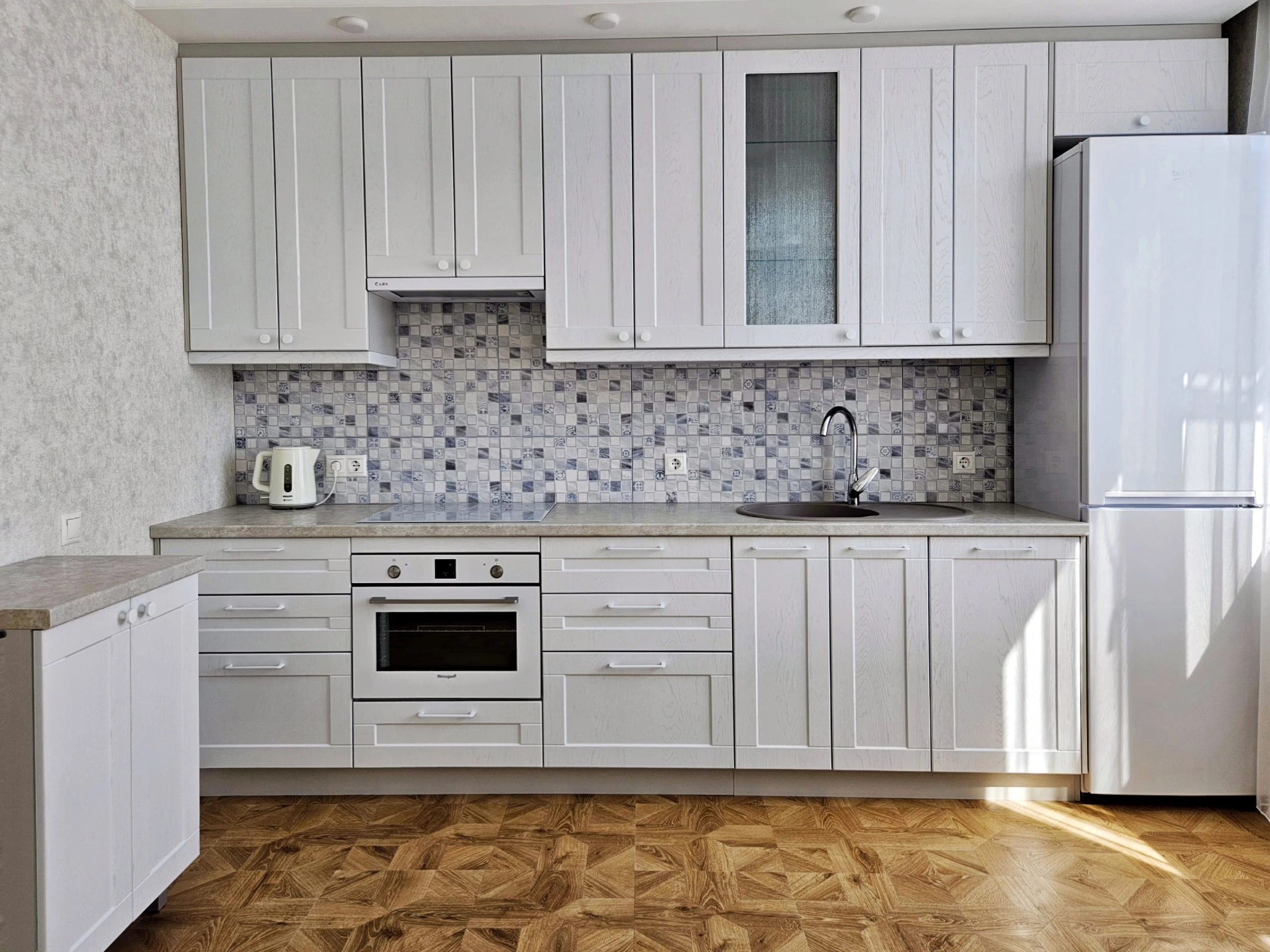 Светлая кухня в стиле модерн