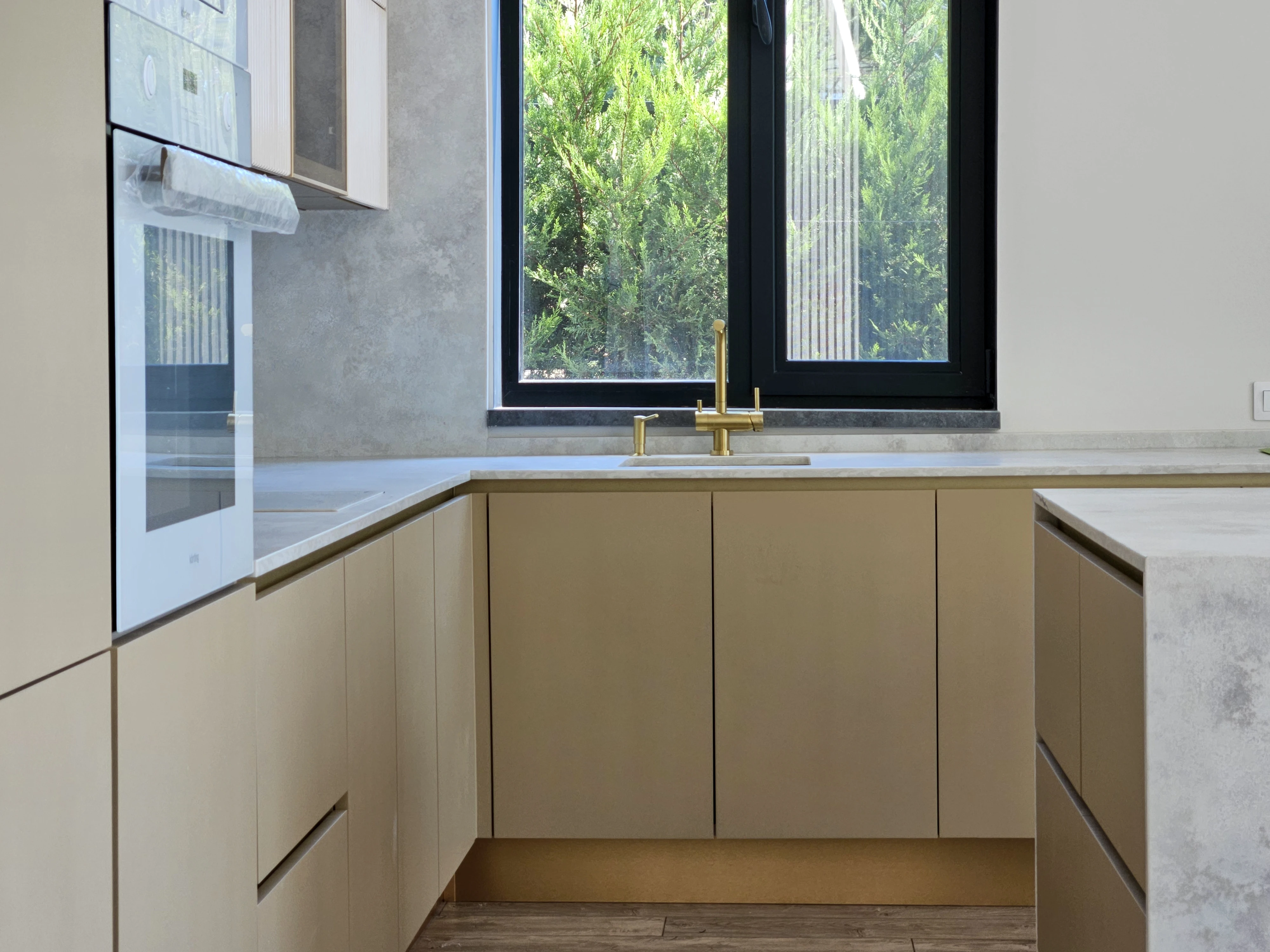 Бежевая кухня в стиле модерн