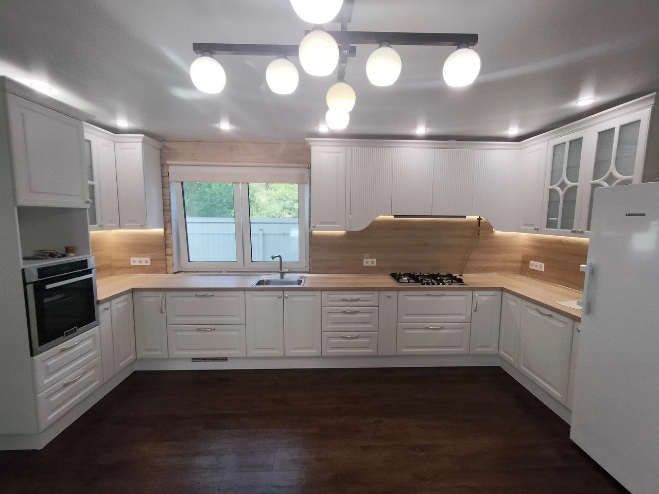 Кухня в стиле неоклассика с элементами модерна