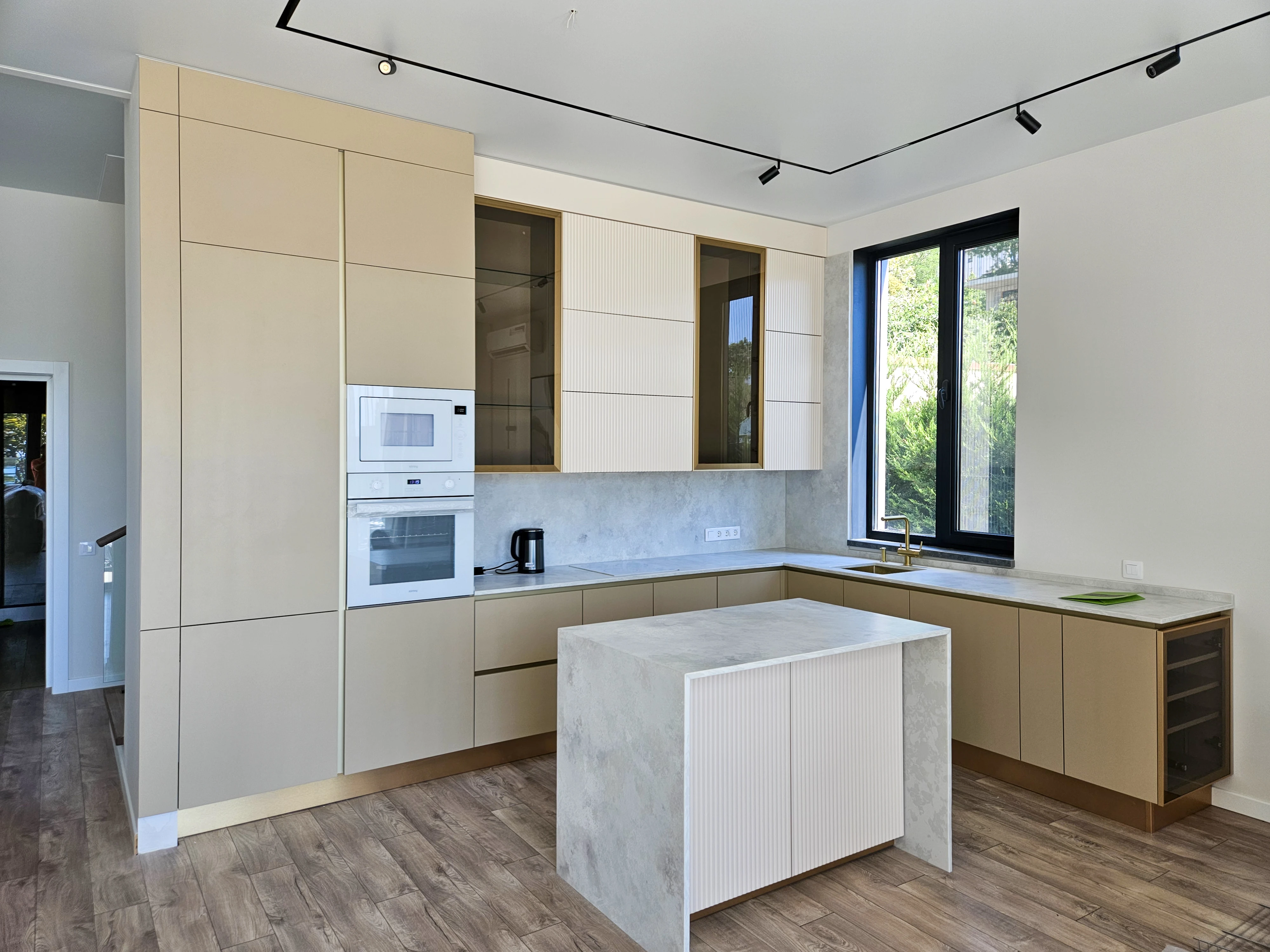 Бежевая кухня в стиле модерн