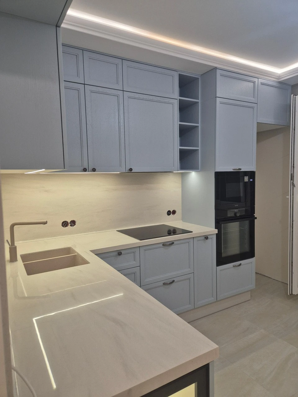 Голубая кухня в неоклассическом стиле