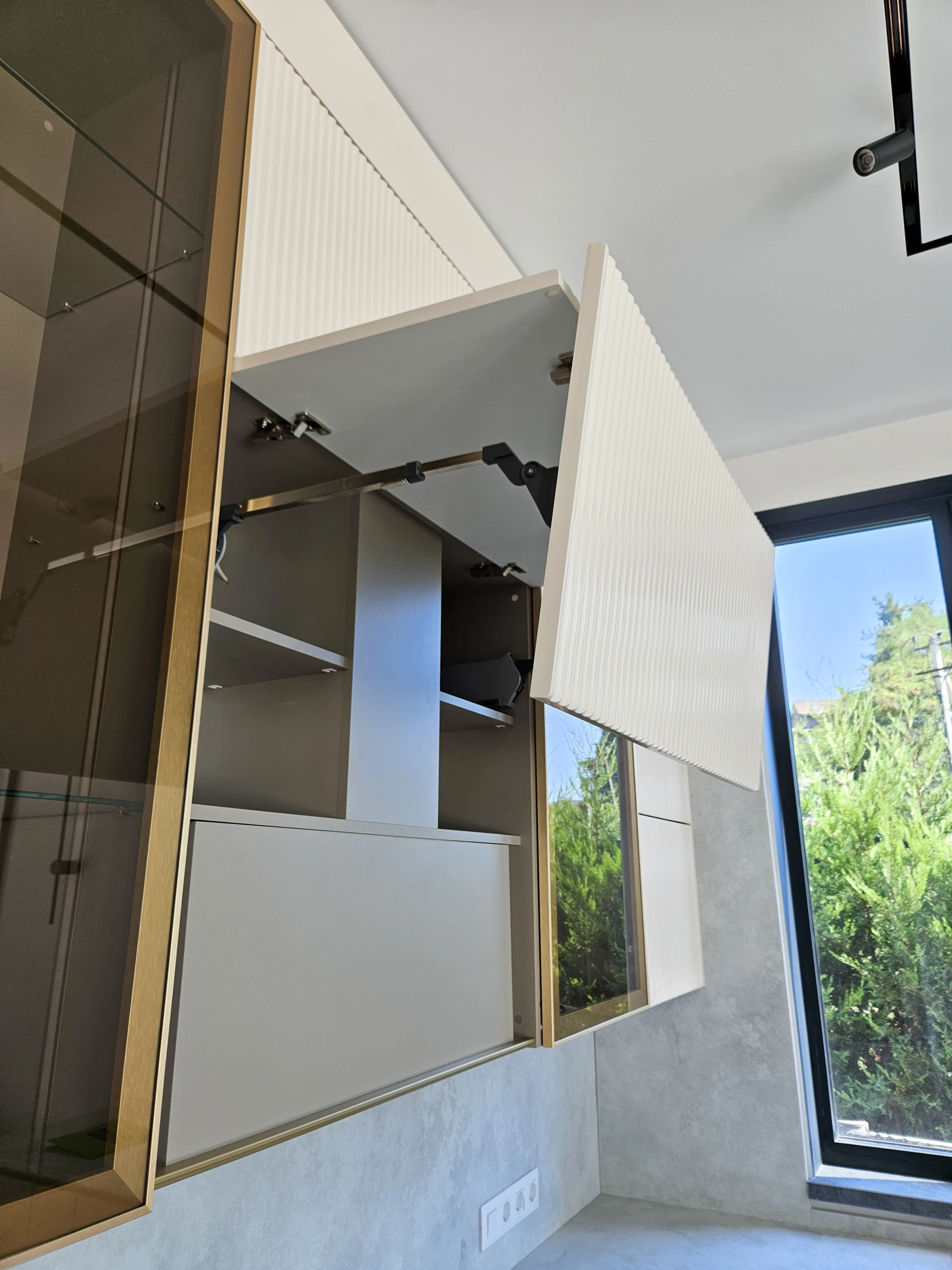 Бежевая кухня в стиле модерн