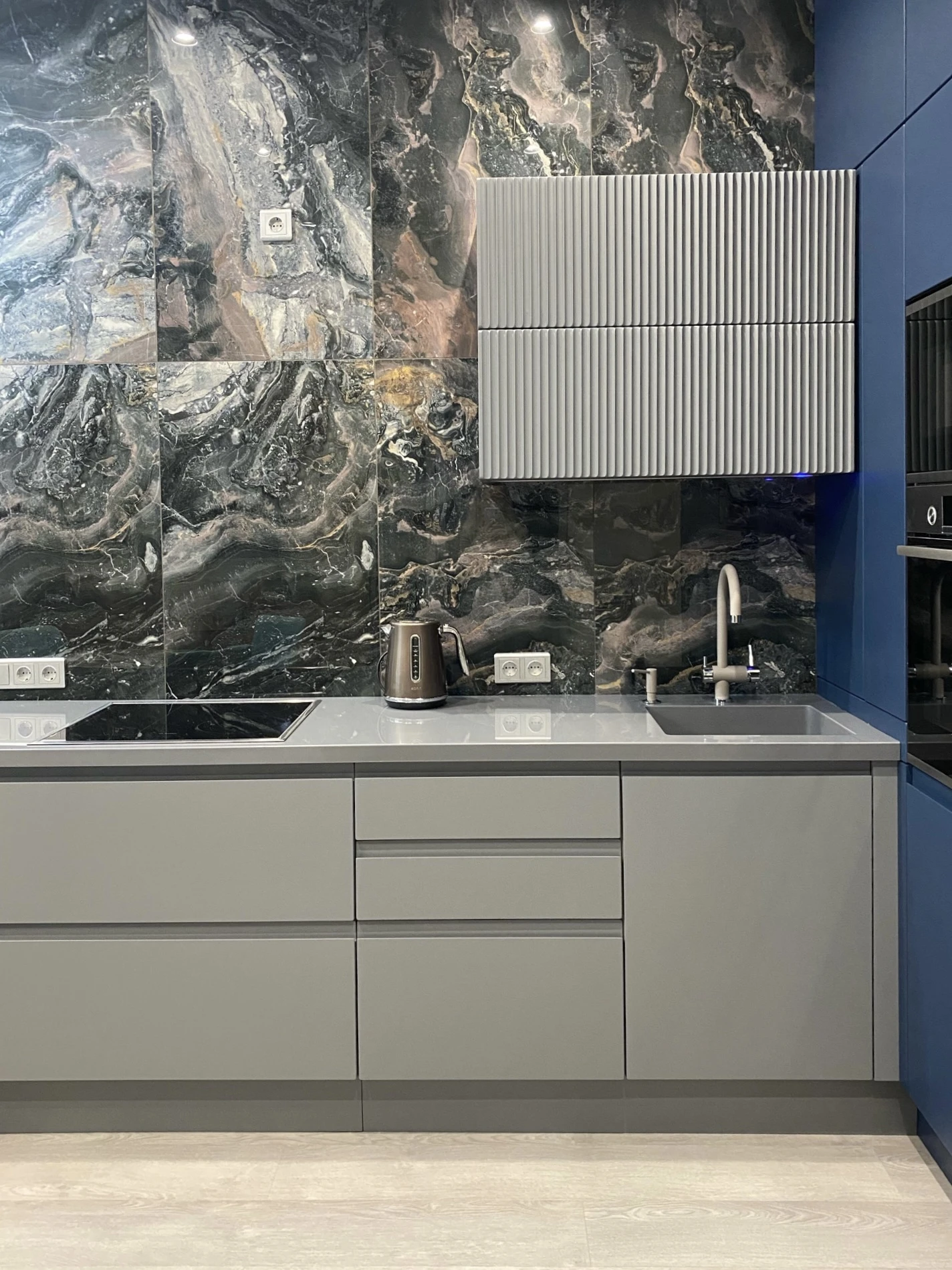 Синяя кухня в стиле модерн