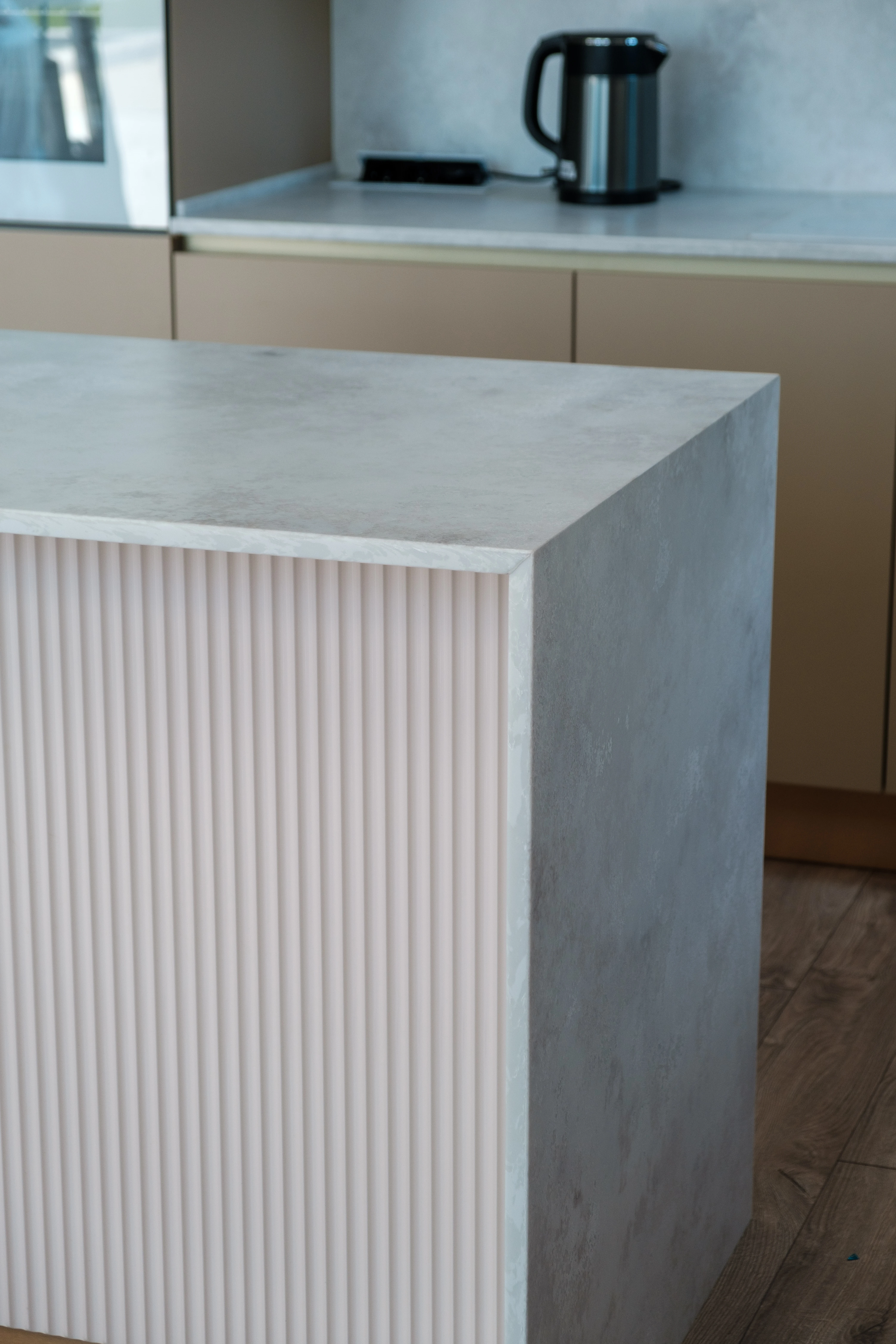 Бежевая кухня в стиле модерн