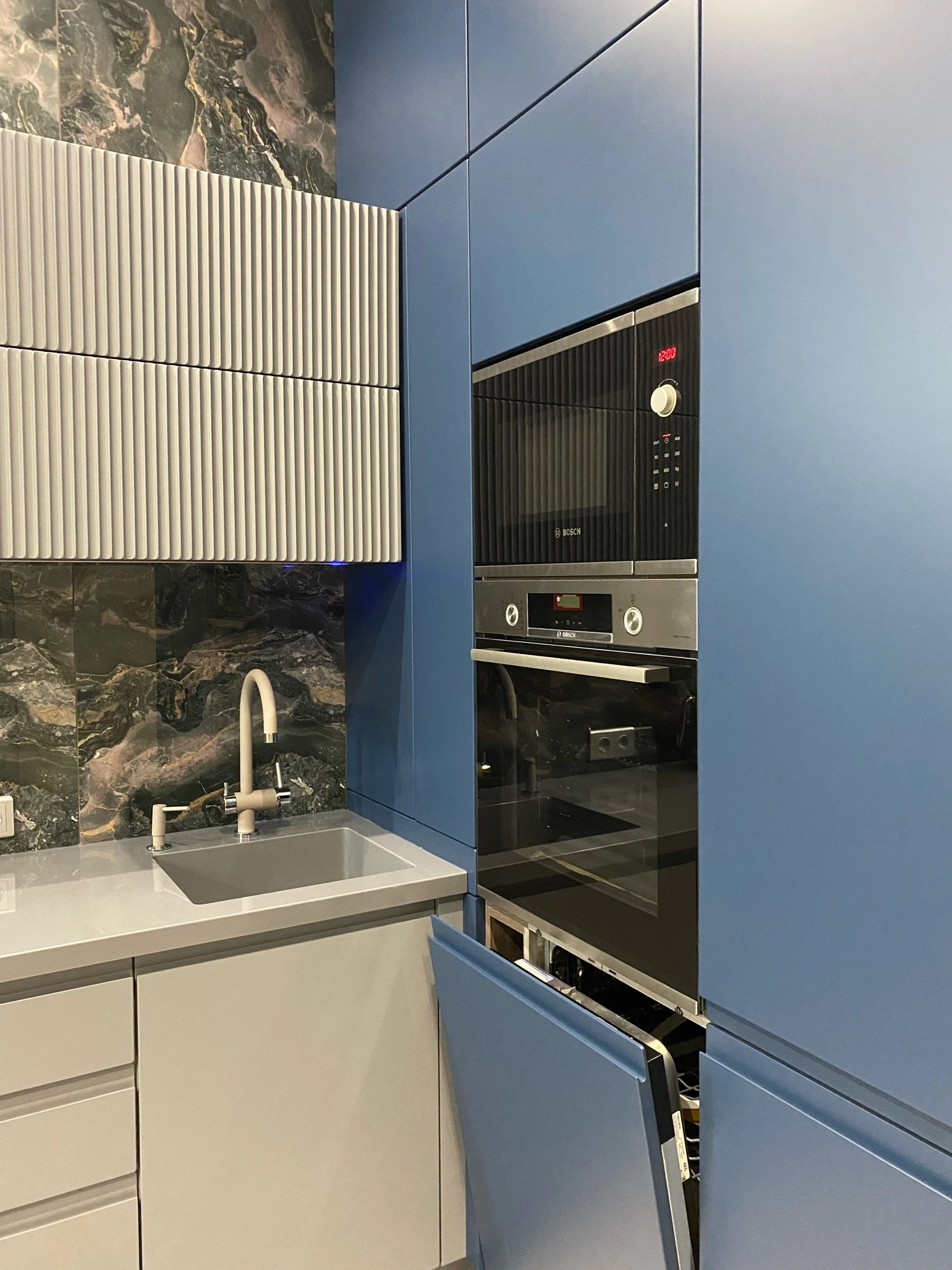 Синяя кухня в стиле модерн