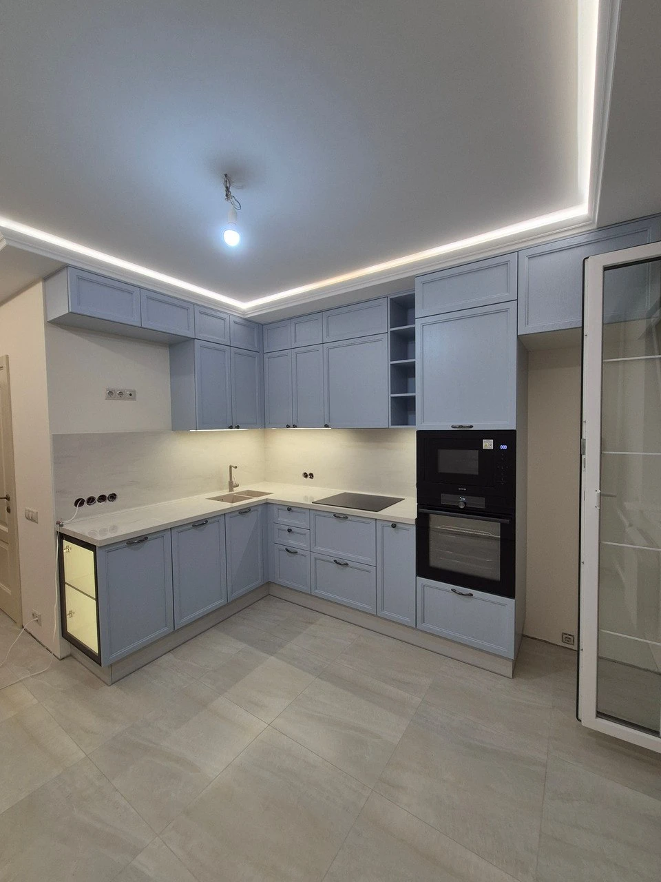 Голубая кухня в неоклассическом стиле