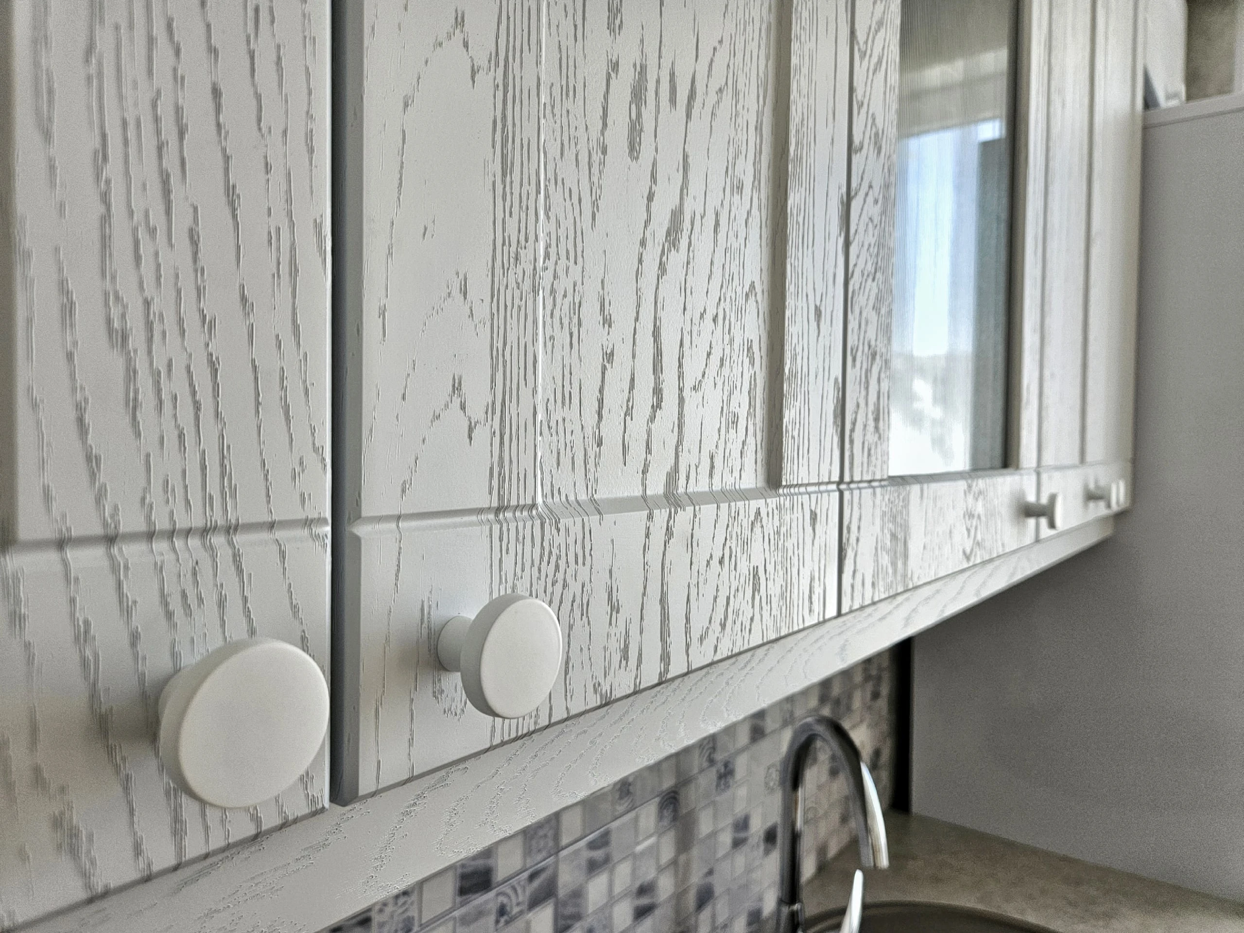 Светлая кухня в стиле модерн