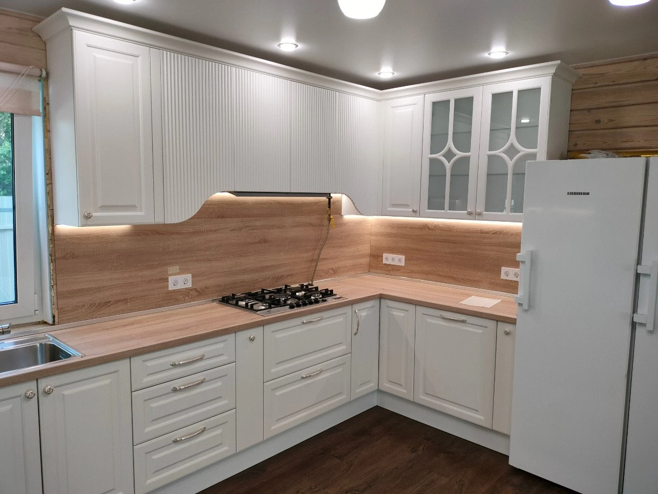 Кухня в стиле неоклассика с элементами модерна