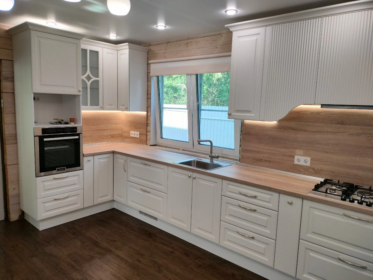 Кухня в стиле неоклассика с элементами модерна