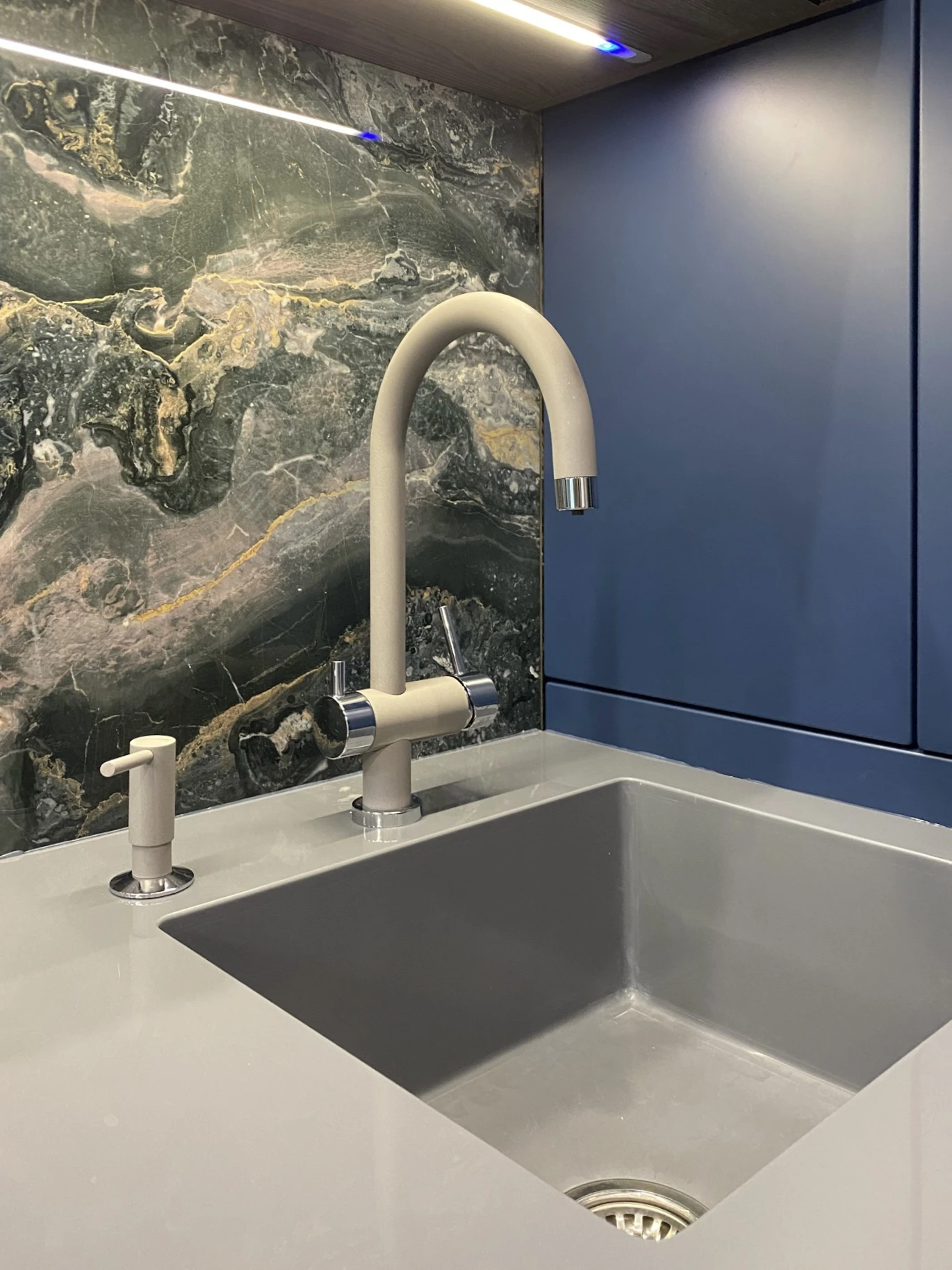 Синяя кухня в стиле модерн