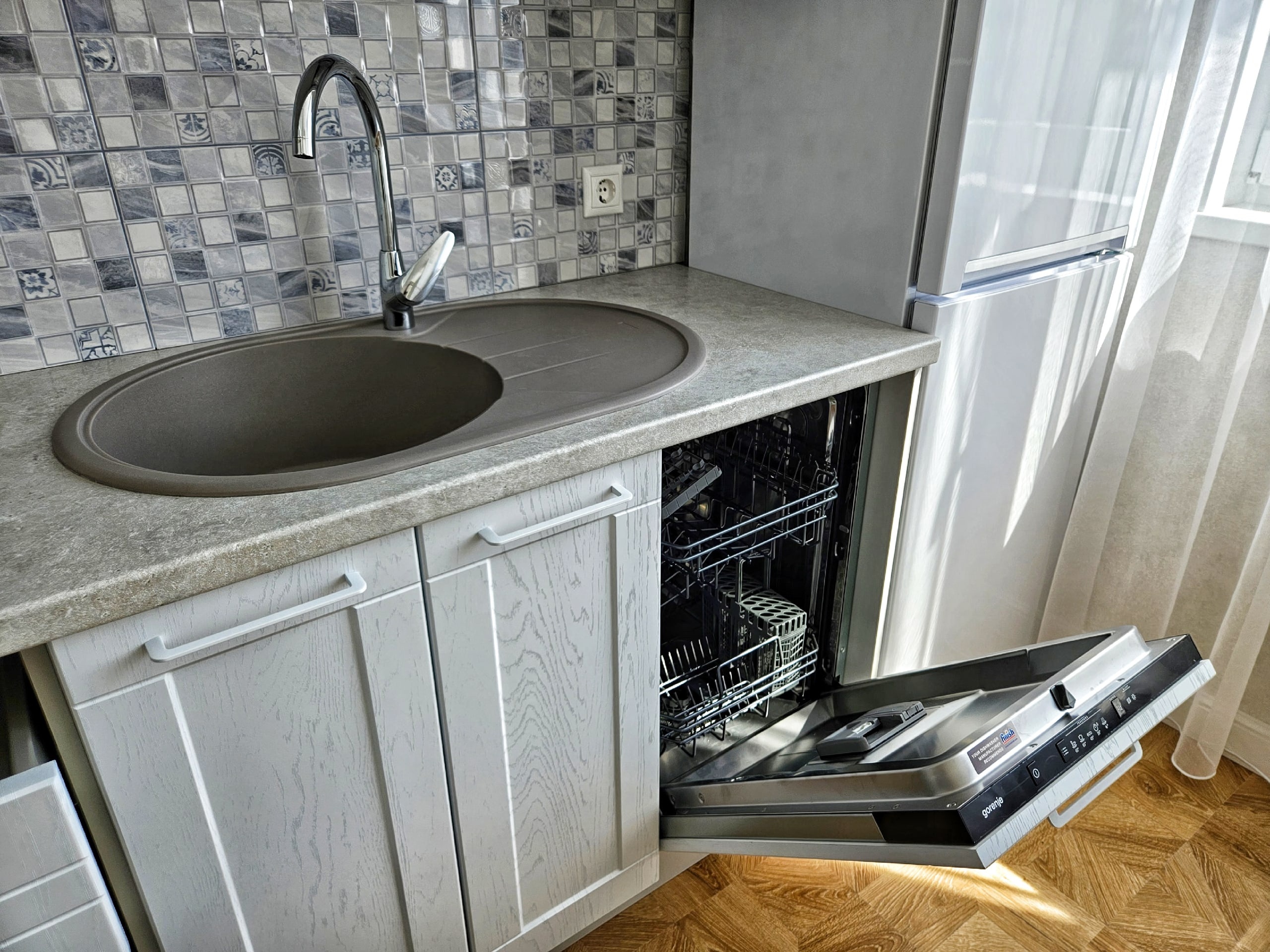 Светлая кухня в стиле модерн