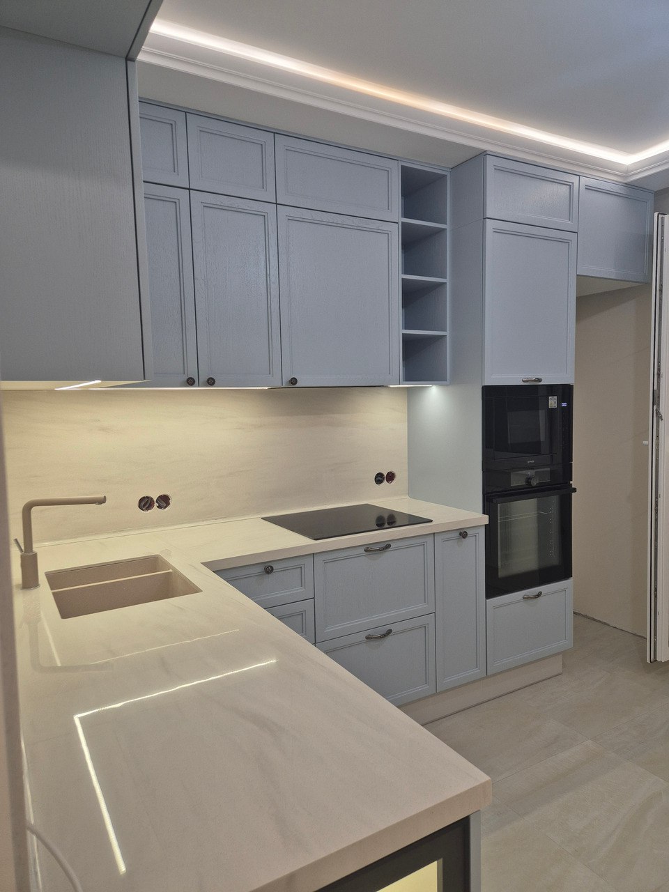 Голубая кухня в неоклассическом стиле