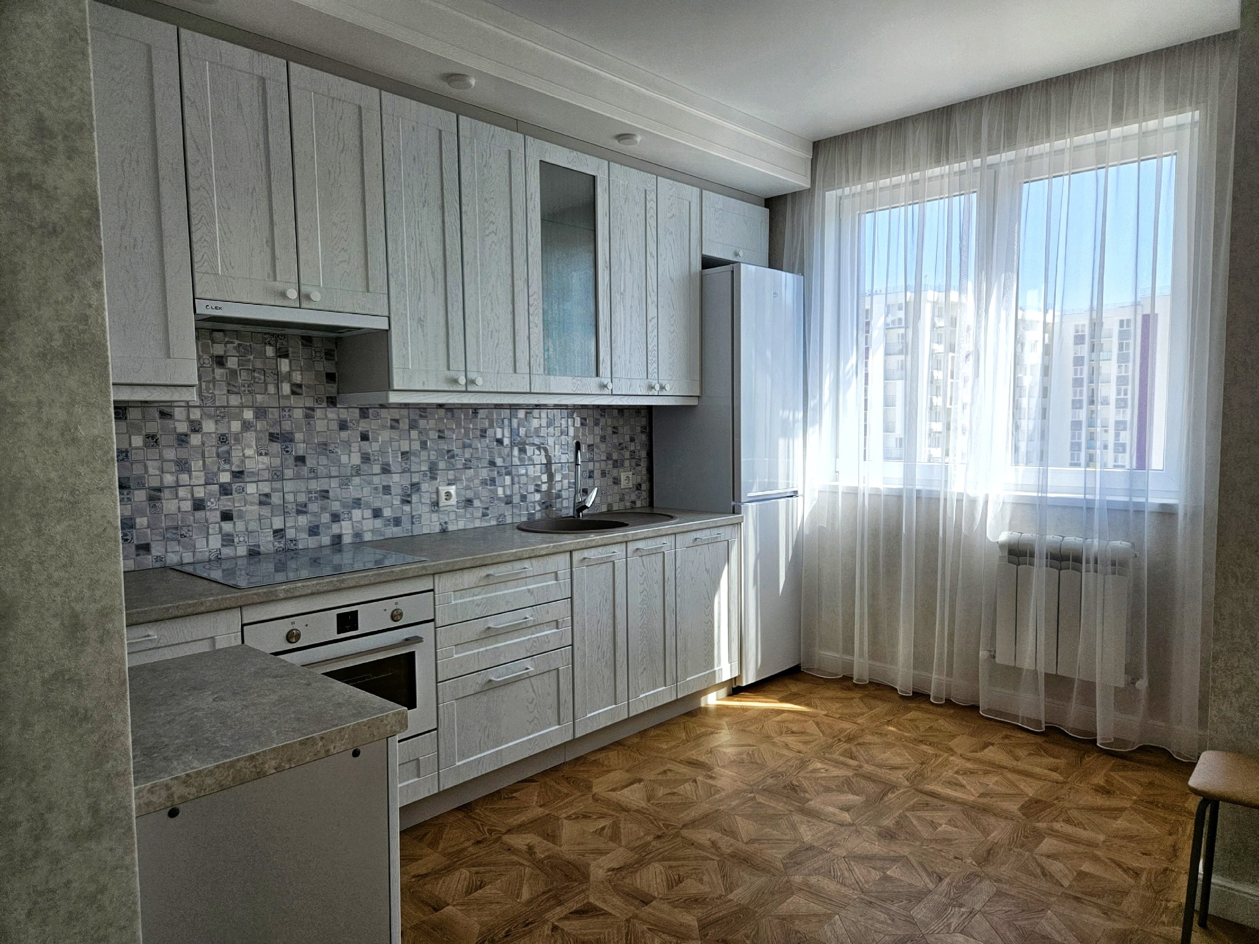 Светлая кухня в стиле модерн