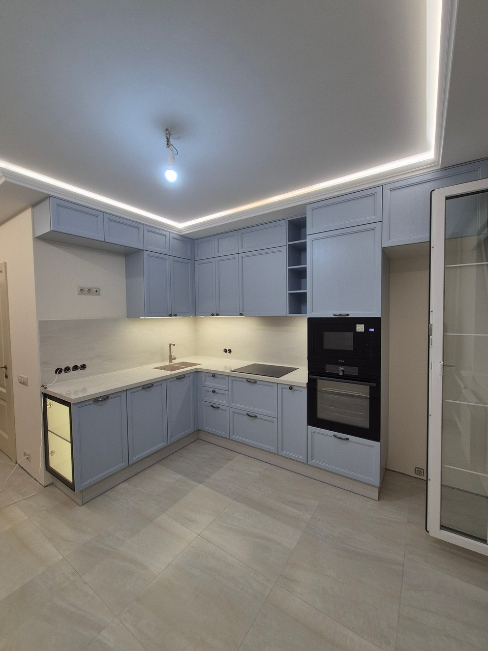 Голубая кухня в неоклассическом стиле