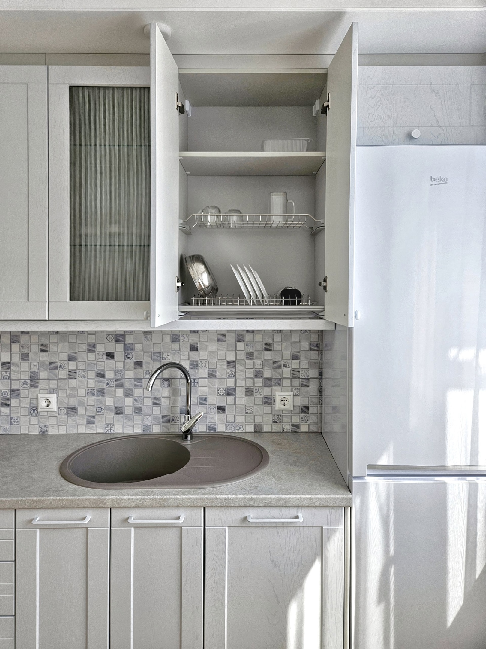 Светлая кухня в стиле модерн