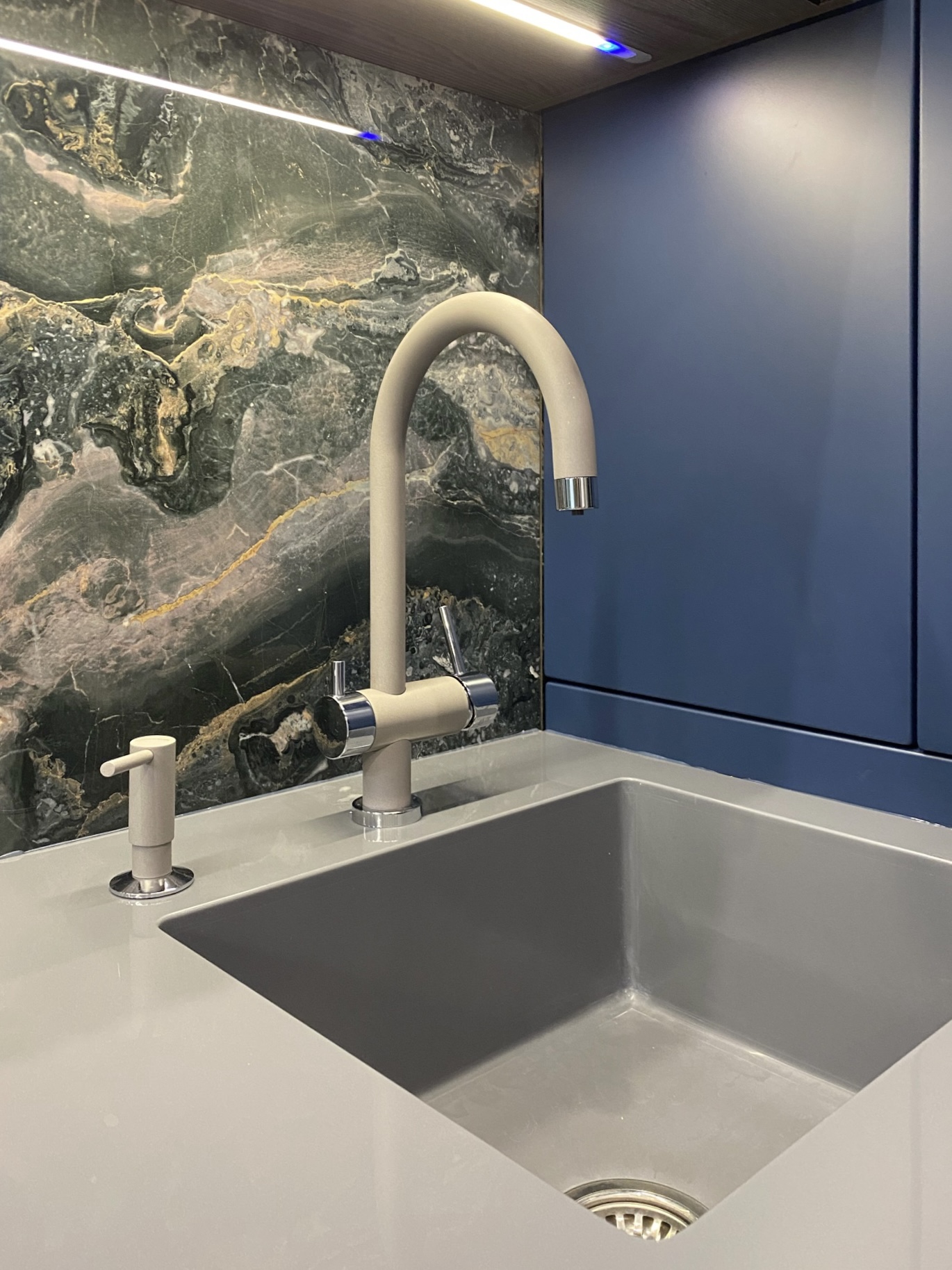 Синяя кухня в стиле модерн