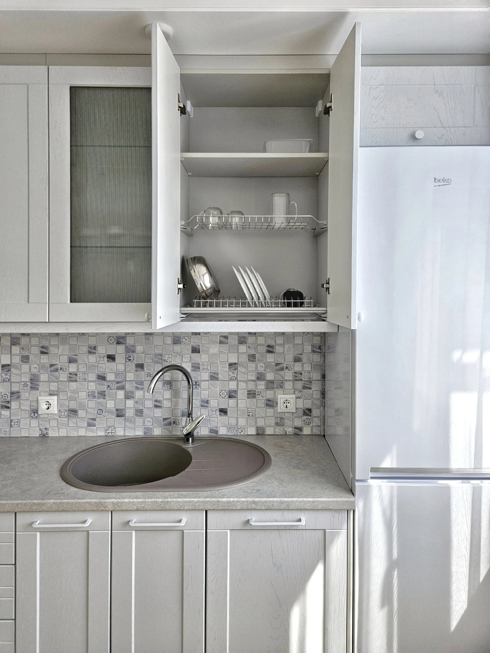 Светлая кухня в стиле модерн